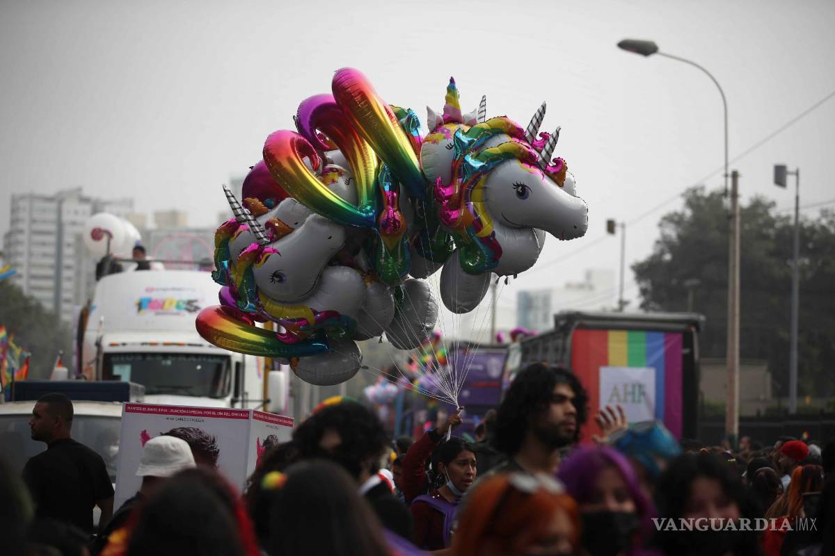$!Miles de personas participan en la marcha del Orgulo LGBTIQ+ hoy, en las calles del centro de Lima, Perú.