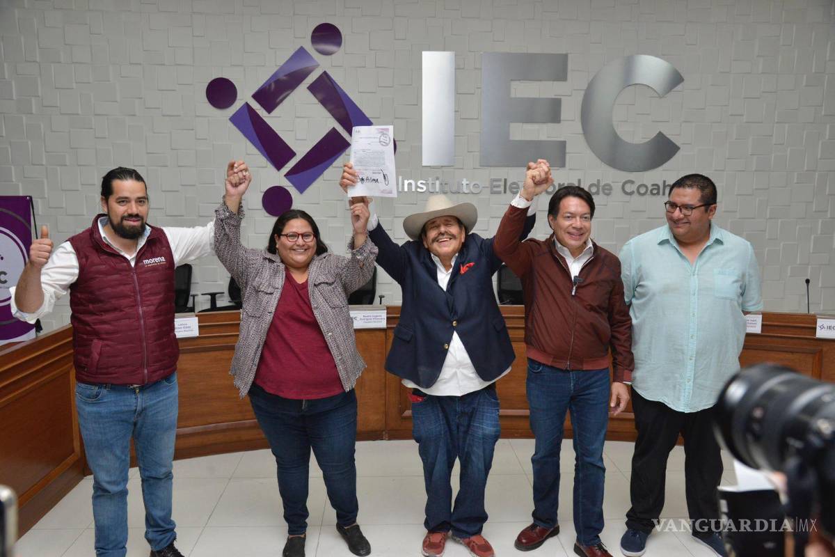 $!El candidato estuvo rodeado por la cúpula morenista durante su registro