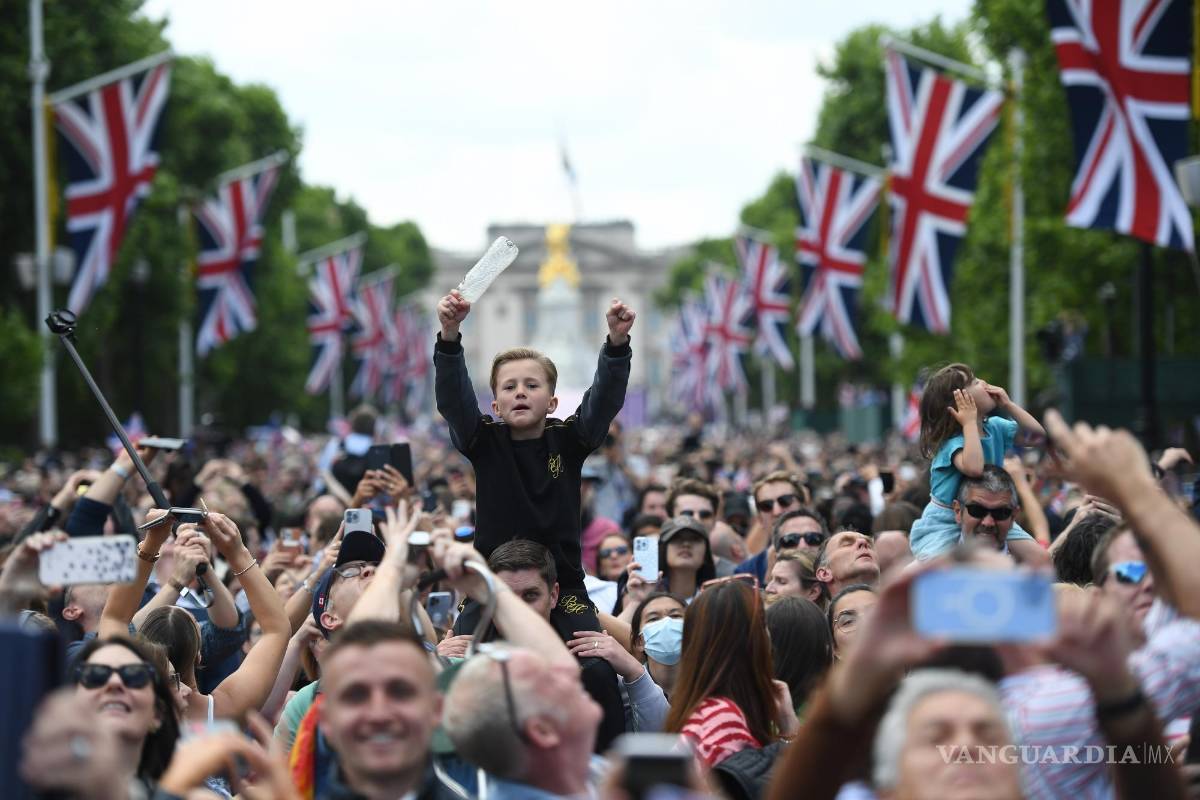 $!La gente se reúne a lo largo del centro comercial para ver pasar una mosca desde las Flechas Rojas en las celebraciones del Jubileo de Platino de la Reina Isabel II.