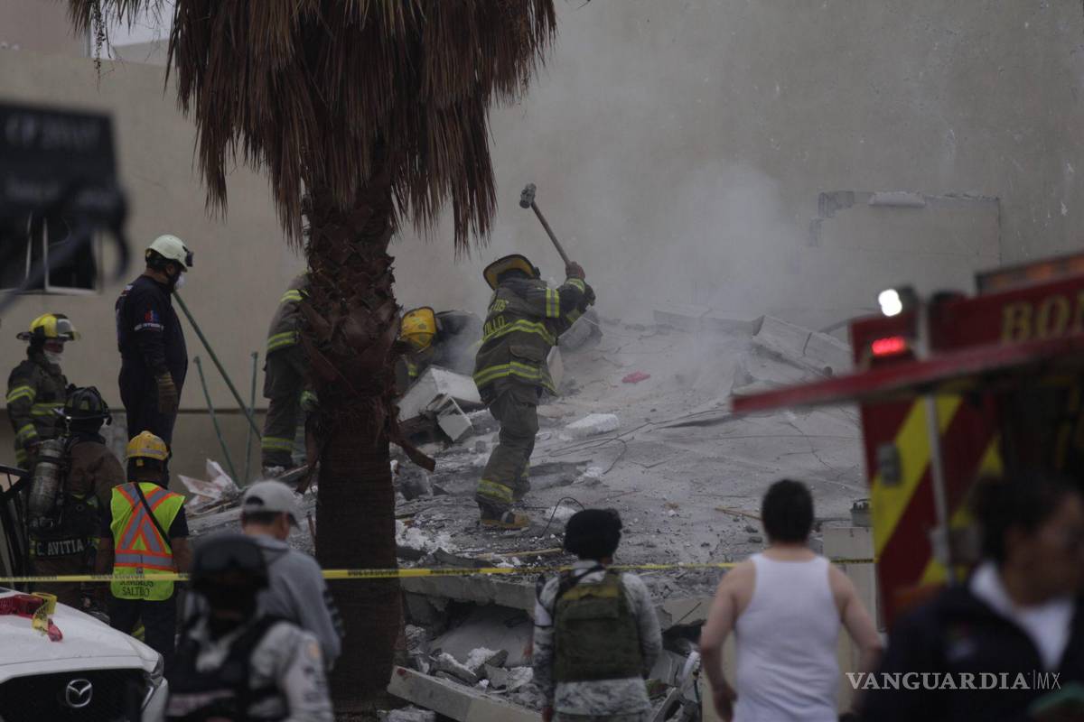 $!Personal de Bomberos de Saltillo realizó la remoción de los escombros.
