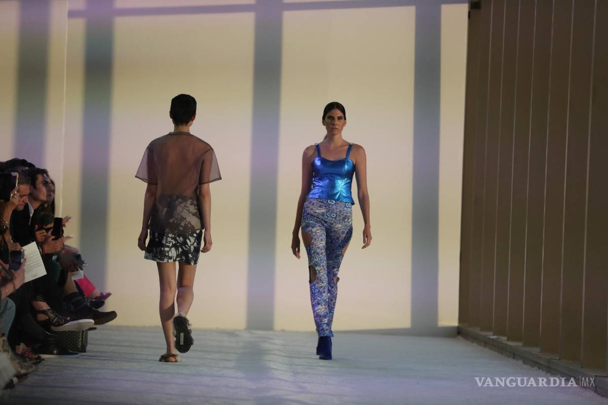 $!Una modelo luce creaciones de la diseñadora mexicana Alexia Ulibarri en el segundo día de actividades del Mercedes-Benz Fashion Week, en CDMX.