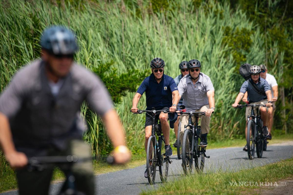 $!El presidente Joe Biden anda en bicicleta cerca de su casa en Rehoboth Beach, Delaware.
