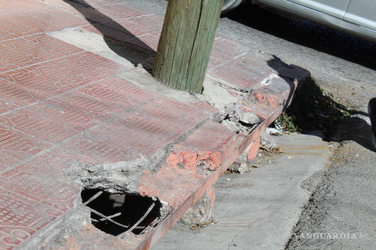 $!Banqueta peligrosa en el primer cuadro de la ciudad.