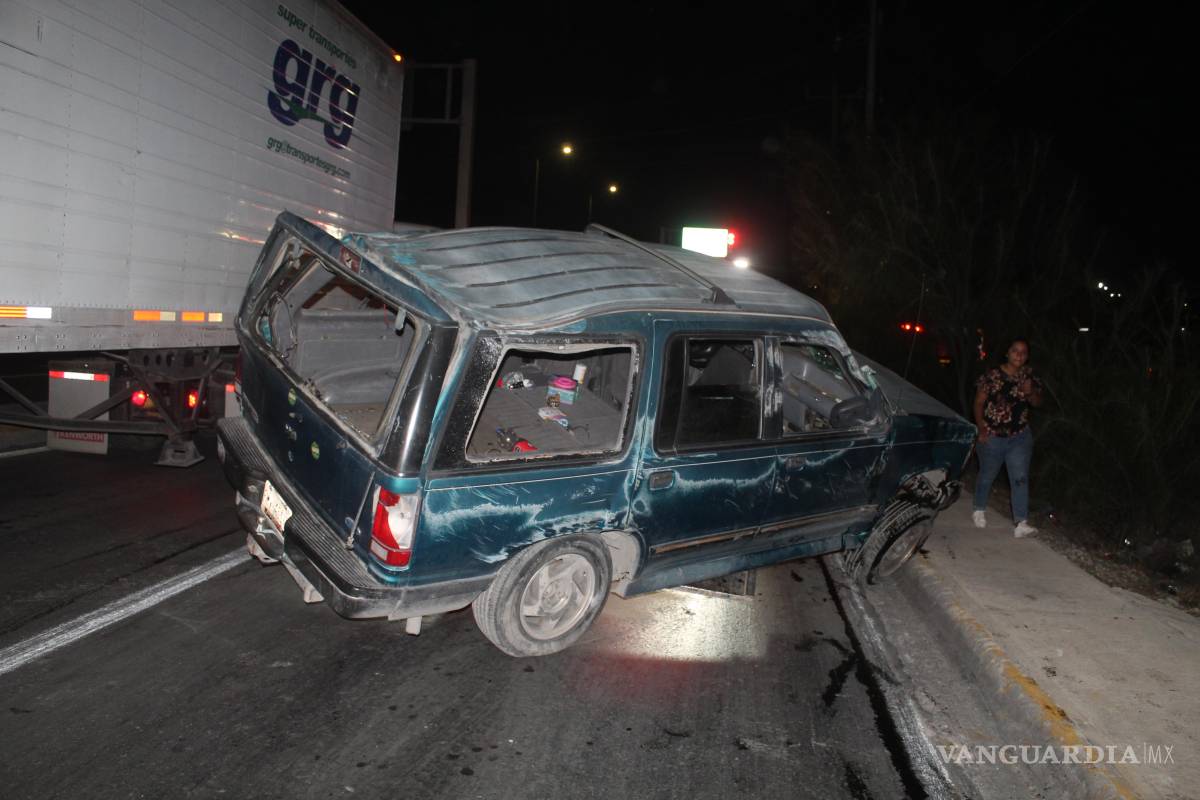 Mujer termina herida tras chocar y volcar, en Saltillo