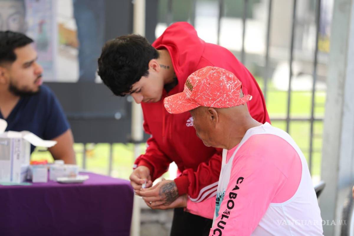 $!Personal de Salud Pública Municipal aplicó vacunas, realizó detecciones de enfermedades y brindó atención para mascotas durante la jornada dominical de la Ruta Recreativa en Saltillo.
