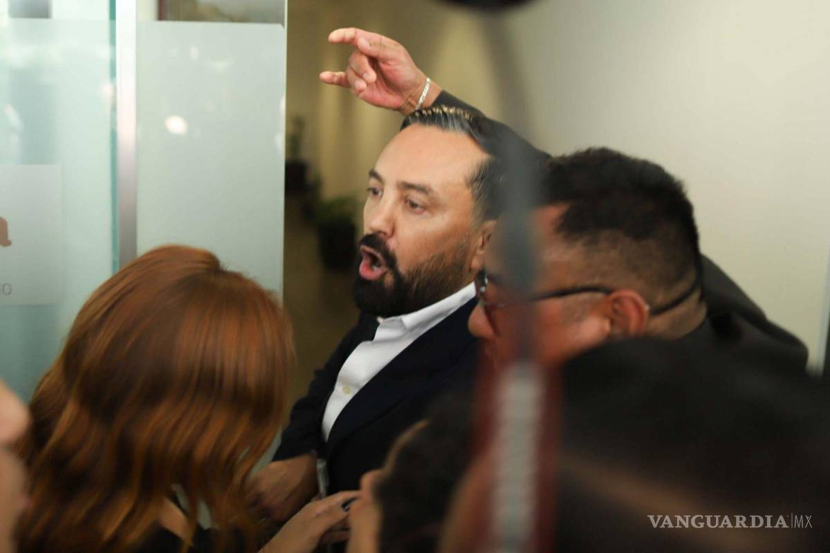 $!El diputado Arturo Ávila (Morena) al entrar a una oficina después de un enfrentamiento verbal con el diputado Carlos Gutiérrez Mancilla (PRI) en el Patio del Federalismo.