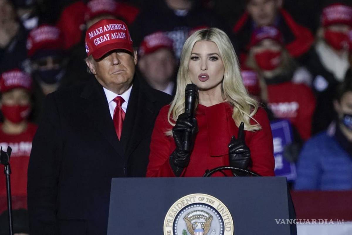 $!2/11/2020. El entonces presidente Donald Trump observa a su hija Ivanka Trump hablar en un evento en el Aeropuerto Regional de Kenosha en Kenosha, Wisconsin.