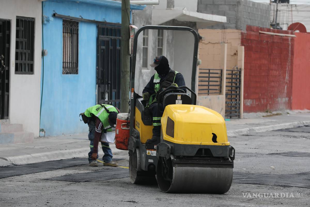 $!Bacheo en calles de la colonia Las Teresitas como parte del programa “Colonias al 100” para mejorar la seguridad vial en sectores habitacionales.