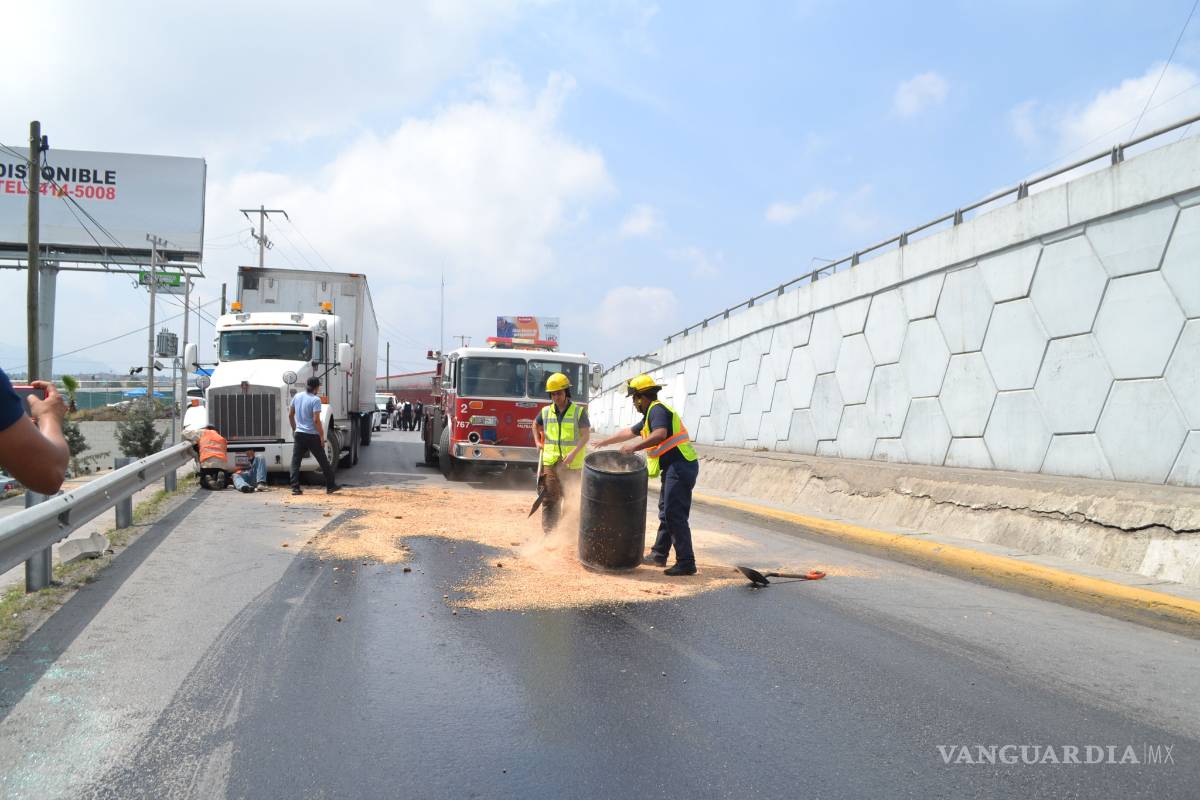 Por evitar choque, impacta una barrera