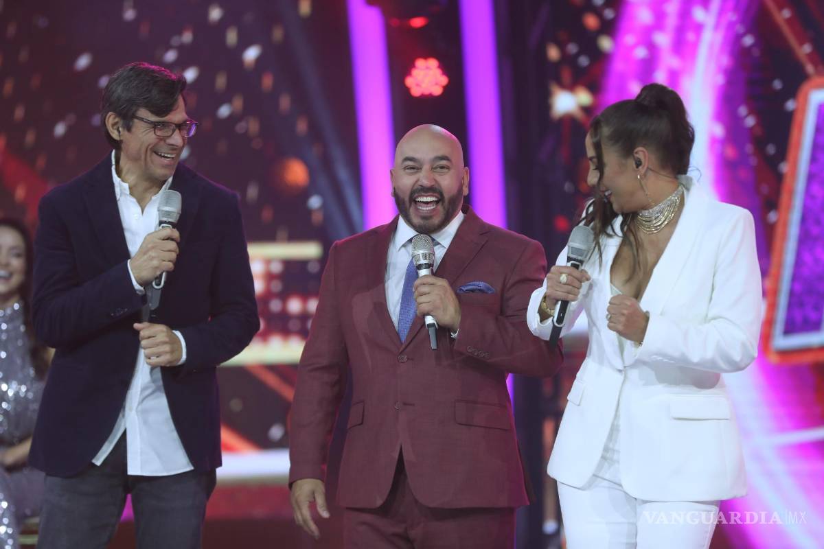 $!El productor de televisión Rubén Galindo (i), el cantante Lupillo Rivera (c) y la conductora Consuelo Duval (d) en la presentación de programa El Retador.