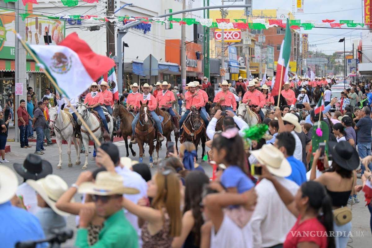 $!La cabalgata rinde homenaje a Miguel Hidalgo y Costilla, destacando la importancia de fortalecer la historia y la cultura local entre la ciudadanía.