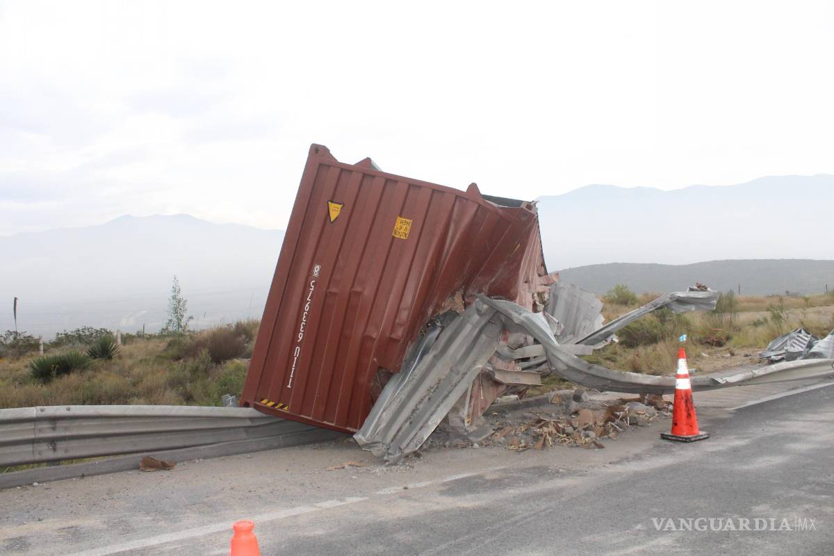 Vuelca trailero y destruye valla perimetral, en Saltillo