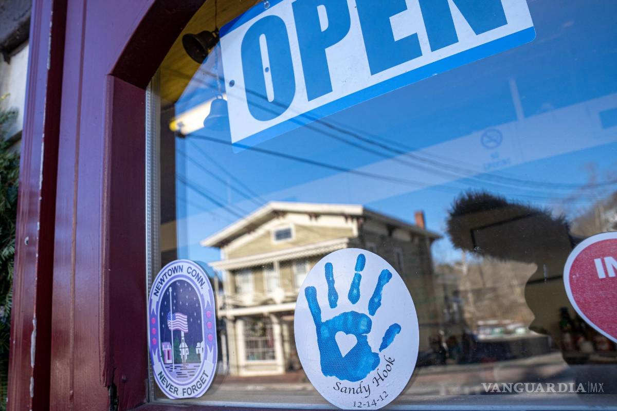 $!Vista de una pegatina con la huella de una mano y la fecha de la matanza de Sandy Hook en la entrada de una tienda en Newtown, Connecticut.
