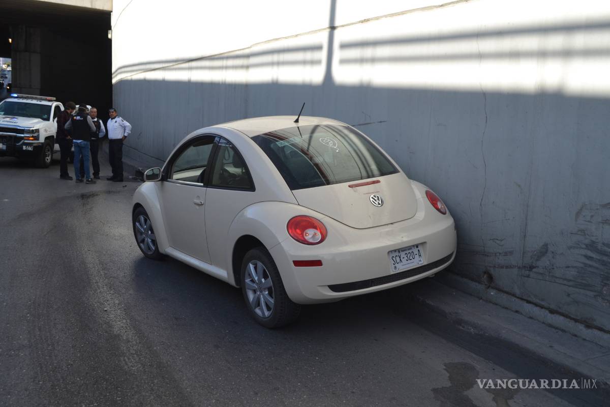 Saltillense estrella su vehículo; asegura que le quitaron el paso