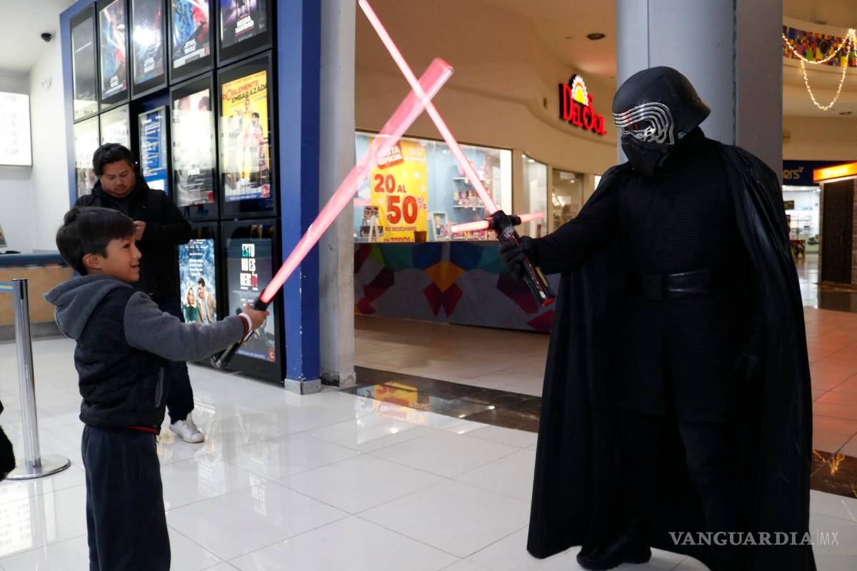 $!Sin importar el frío, saltillenses ‘vuelan’ a los cines por nueva película de Star Wars