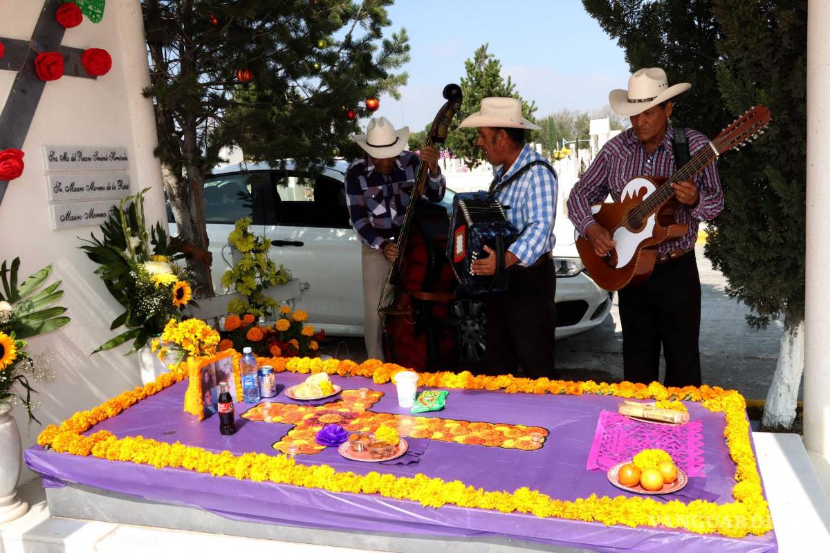 $!Con guitarra, bajo sexto, acordeón y otros instrumentos, los grupos de “Fara Fara” permanecieron en algunos panteones de la ciudad.