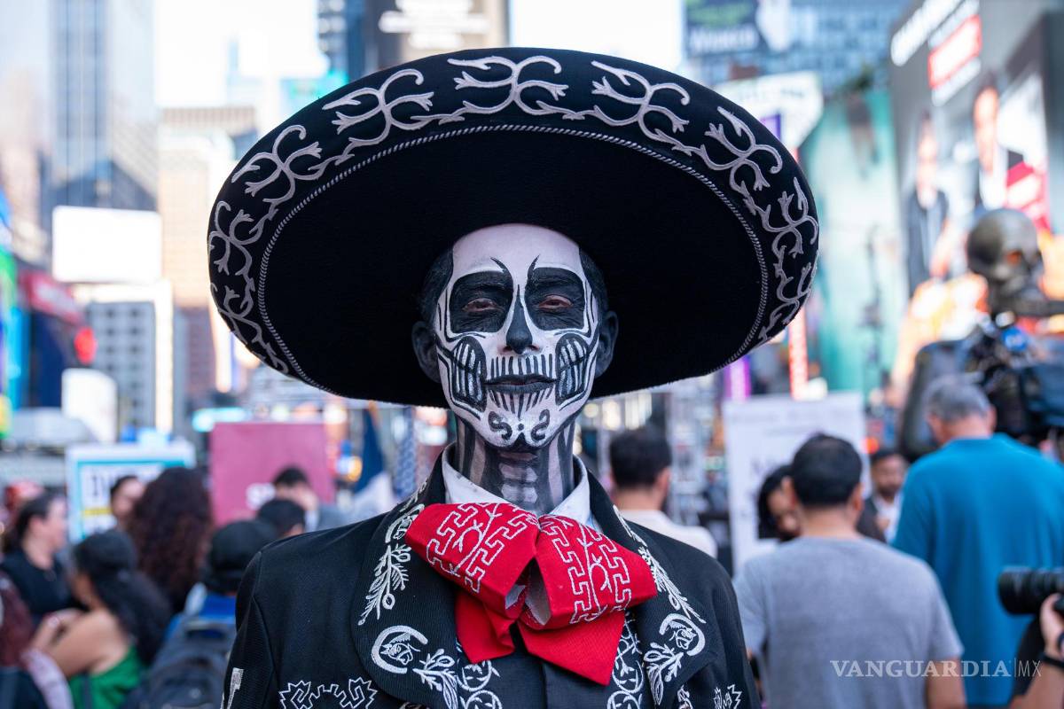 $!Artistas con disfraces alusivos a las catrinas asisten a la presentación de la Catrina Monumental Atlixquense en Times Square, Nueva York.