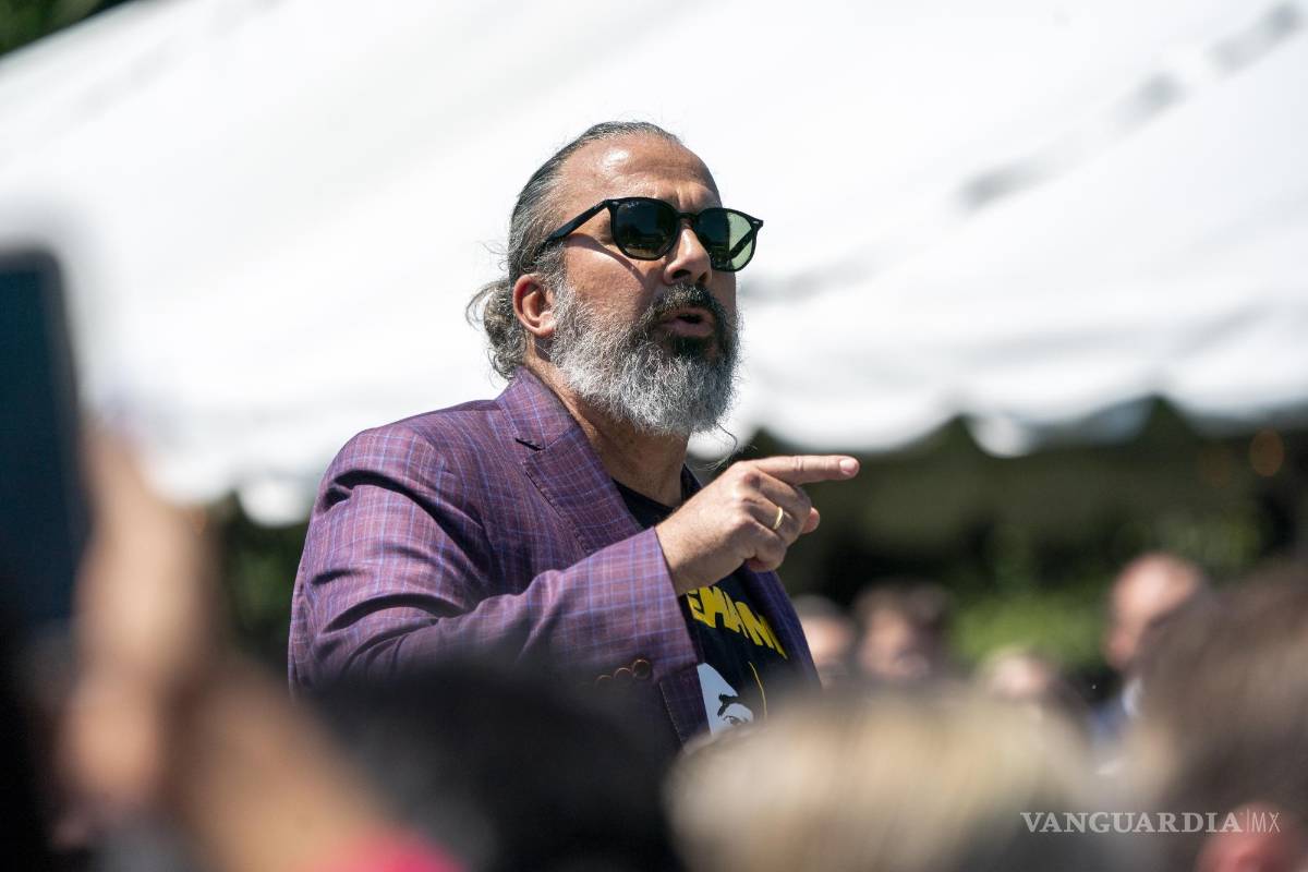 $!Manuel Oliver, padre de un niño que murió durante el tiroteo en Parkland, Florida, interrumpe al presidente de EU, Joe Biden.