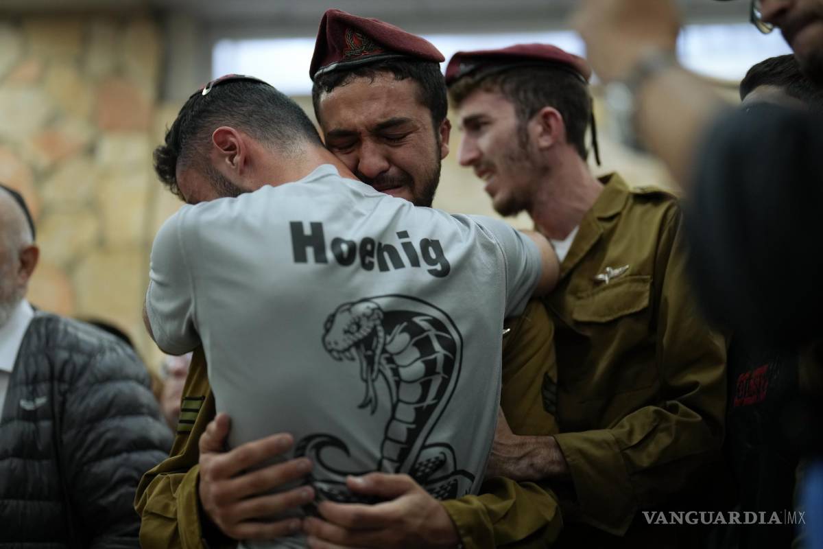 $!Dolientes se consuelan entre sí durante el funeral del soldado israelí Benjamin Loeb, quien también tenía nacionalidad francesa, el martes 10 de octubre de 2023, en Jerusalén. Loeb murió el sábado luego de que Hamas, el grupo islamista que gobierna la Franja de Gaza, llevó a cabo un ataque sin precedentes contra distintos puntos de Israel. (AP Foto/Francisco Seco)