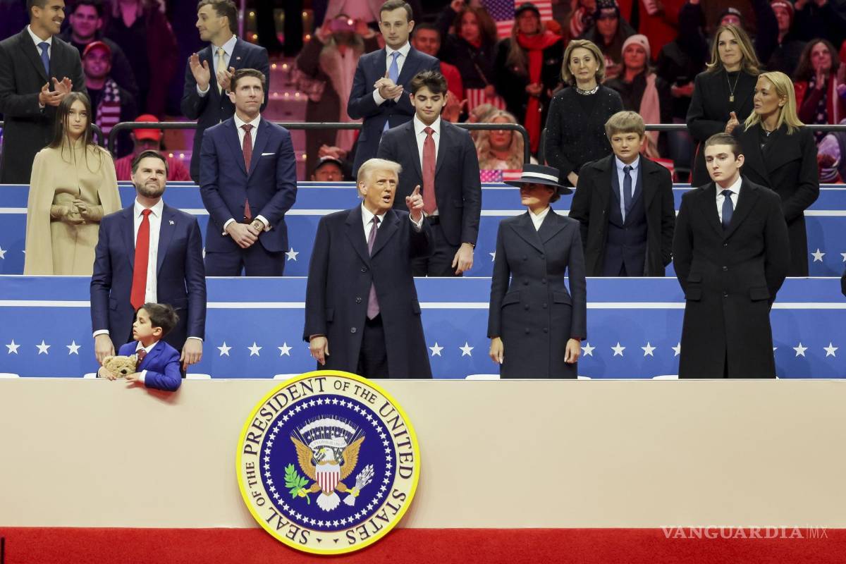 $!El presidente de Estados Unidos, Donald Trump, con la primera dama Melania Trump y su hijo Barron Trump en el Capitol One Arena en Washington
