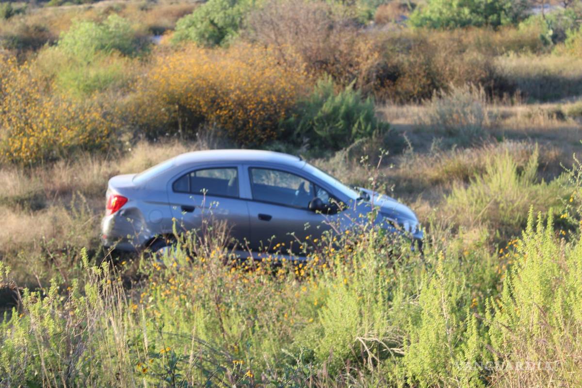 Intenta rebasar y transporte de personal lo saca del camino en Saltillo