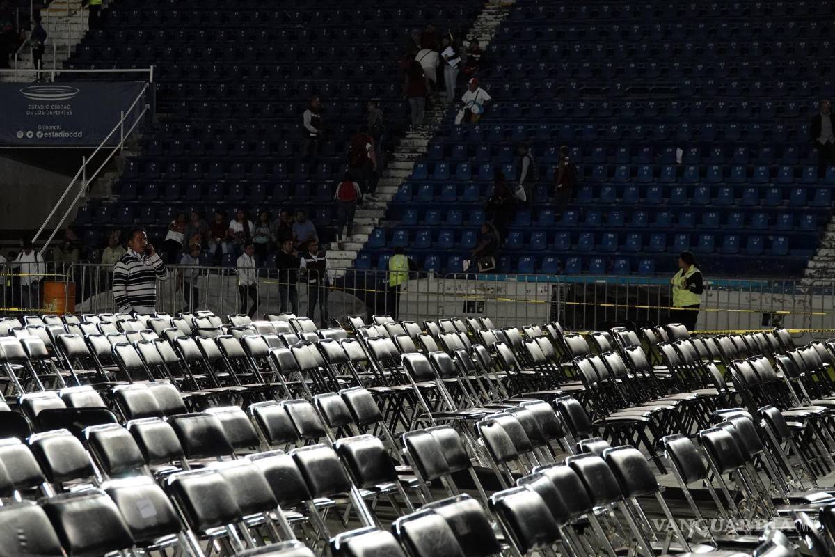 $!Cientos de simpatizantes de Morena salieron del Encuentro con la Militancia en la Ciudad de México al recibir la noticia de que no se presentaría Claudia Sheinbaum | Foto: Cuartoscuro