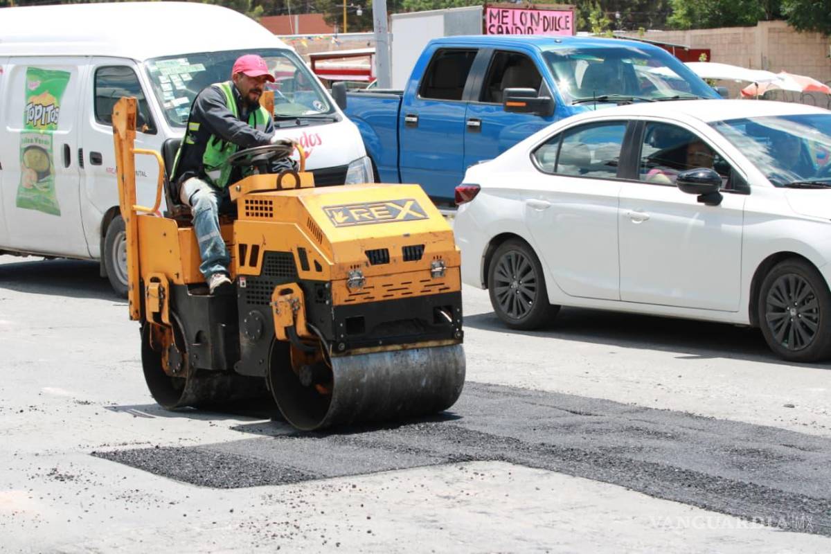 $!Las acciones de mantenimiento vial se extendieron a la avenida 20 y al bulevar Otilio González como parte del programa “Aquí Andamos”.