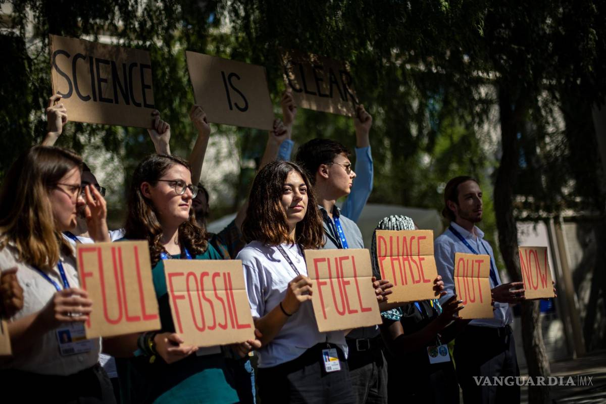 $!Miembros de Fridays For Future Alemania protestan en Expo City Dubai, sede de la Conferencia de las Naciones Unidas sobre el Cambio Climático en Dubai.