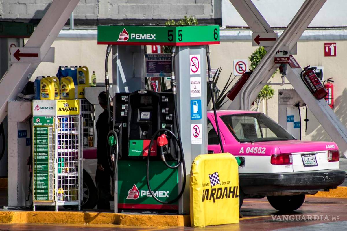 Porque no despacha litros completos, amenaza Procurador a gasolinera de Torreón