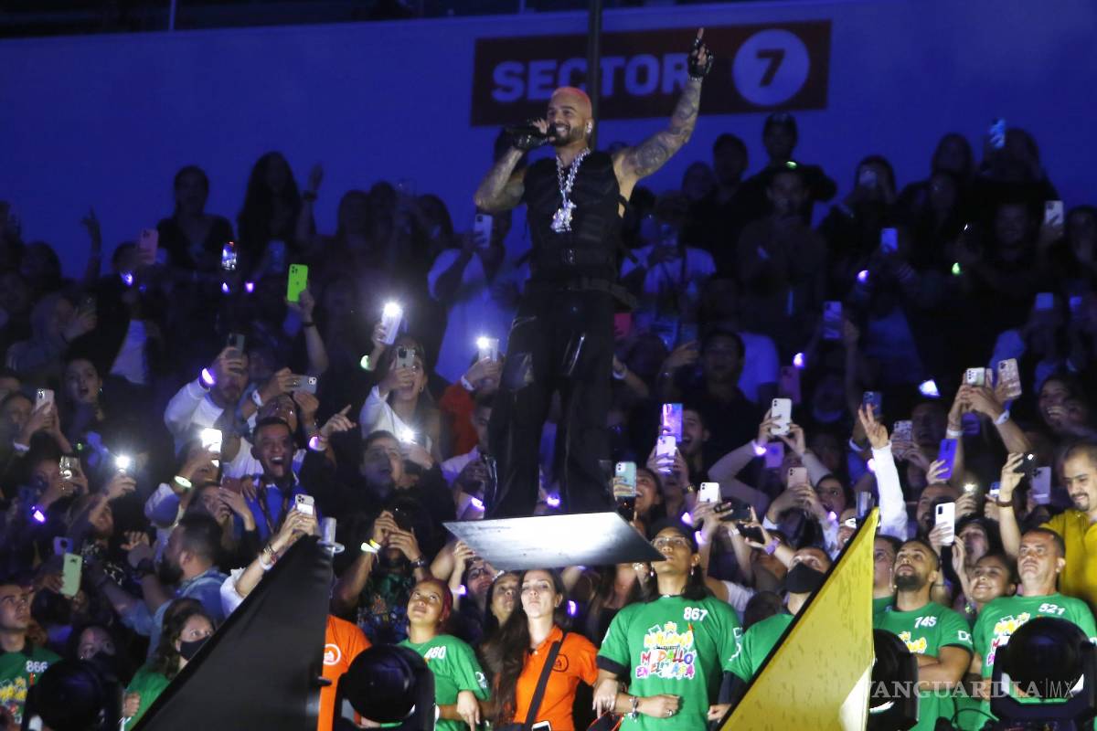 $!El cantante colombiano Maluma canta durante su concierto Medallo en el mapa en Medellín, Colombia.