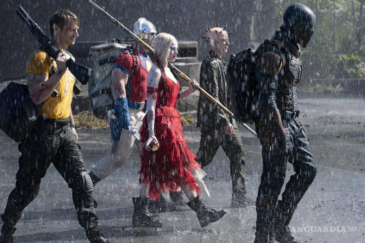 $!Esta imagen proporcionada por Warner Bros. Pictures muestra a Joel Kinnaman, de izquierda a derecha, John Cena, Margot Robbie, Peter Capaldi e Idris Elba en una escena de “El escuadrón suicida”. AP/Jessica Miglio/Warner Bros. Pictures