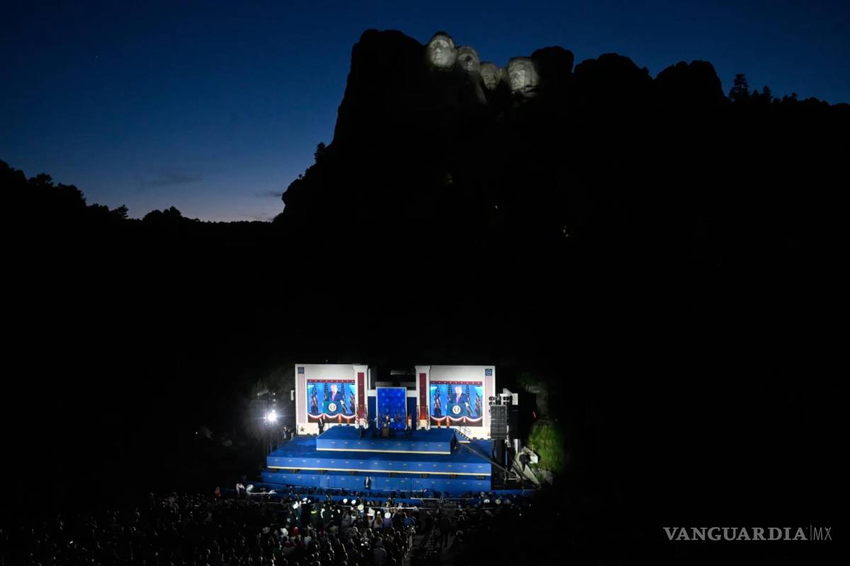 $!El presidente Donald Trump pronuncia un discurso en el Monumento Nacional del Monte Rushmore, el viernes 3 de julio de 2026, cerca de Keystone, Dakota del Sur.