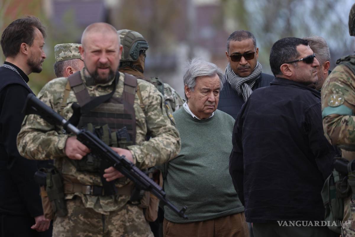 $!El secretario general de la ONU, António Guterres (c), en su visita a la ciudad de Borodianka.