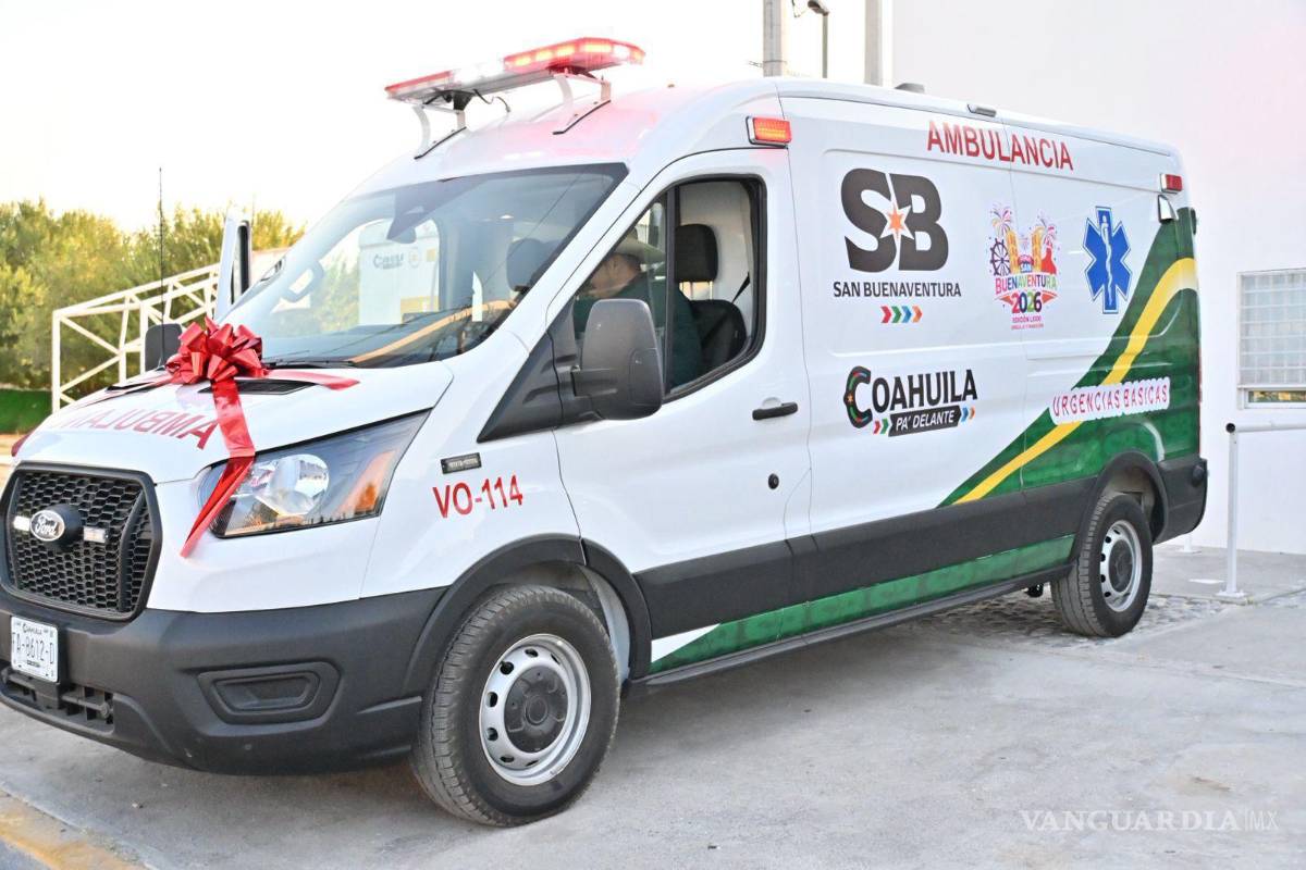$!La ambulancia ya está rotulada con el logo de los bomberos.