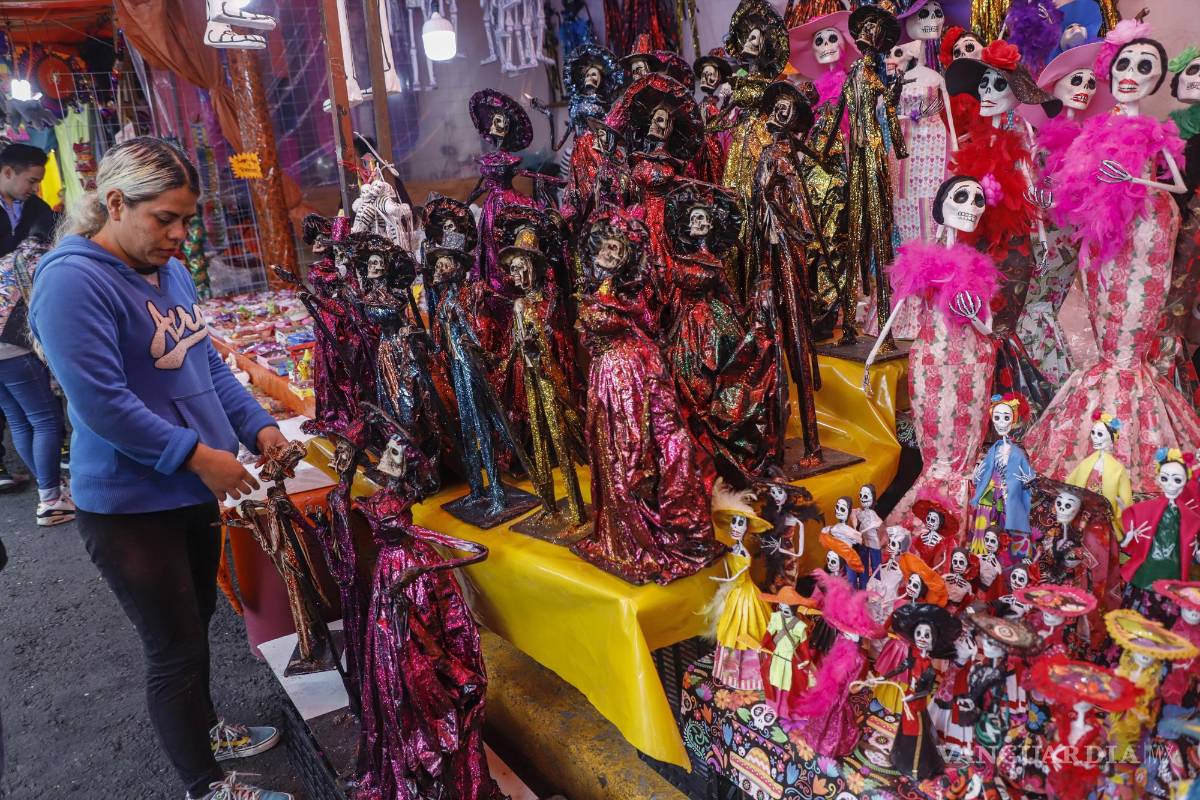 $!Comerciantes venden productos para celebrar el Día de Muertos, en el mercado de Jamaica en Ciudad de México (México).