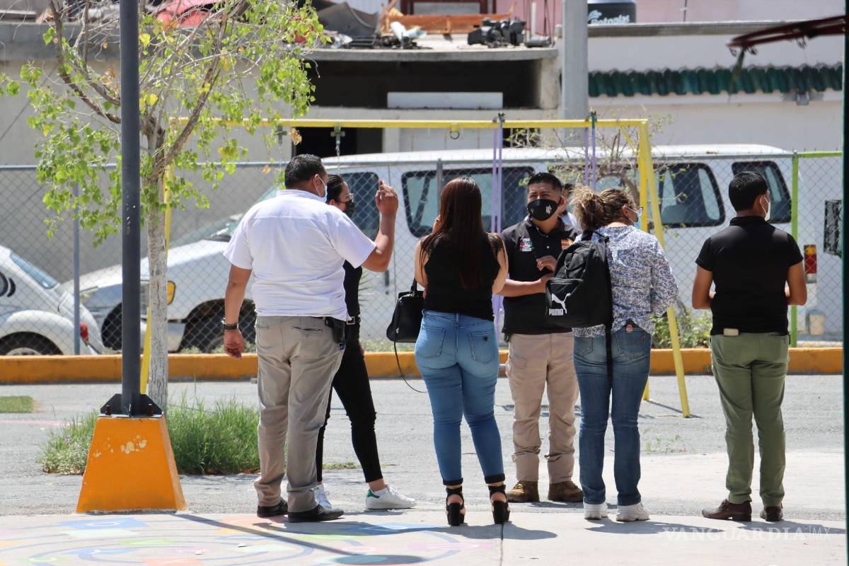 $!Las mujeres manifestaron que, por su parte, se organizaron en grupos de WhatsApp para proponer hacer rondines, guardias y vigilar las instalaciones durante la estancia de sus hijos en el plantel.