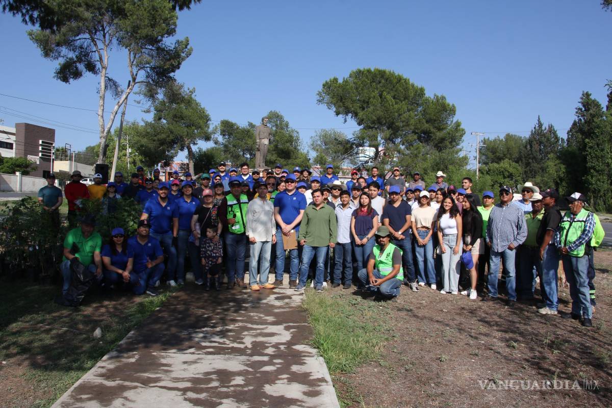 $!Integrantes del Instituto Municipal de la Juventud participaron activamente en las tareas de plantación.