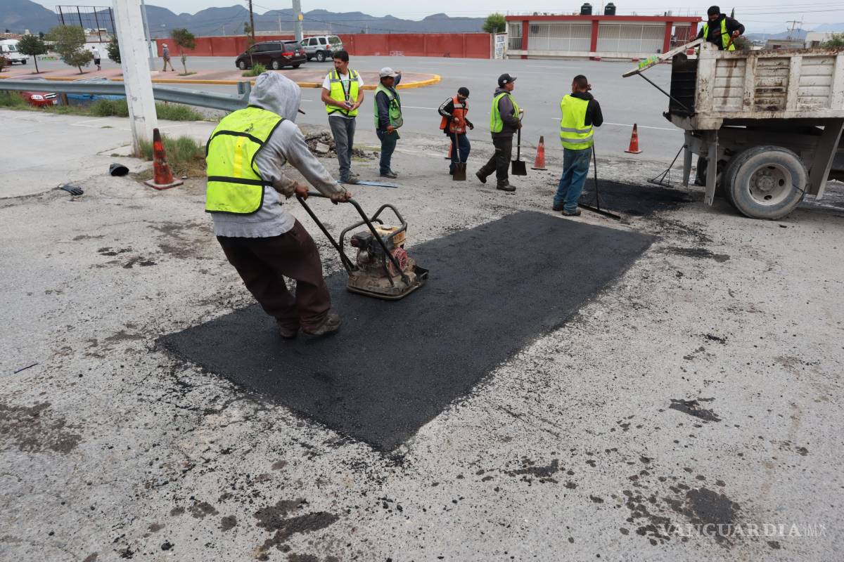 $!Cuadrillas municipales intervinieron la Calzada Francisco I. Madero, en Las Cumbres, para mejorar la circulación tras las lluvias.