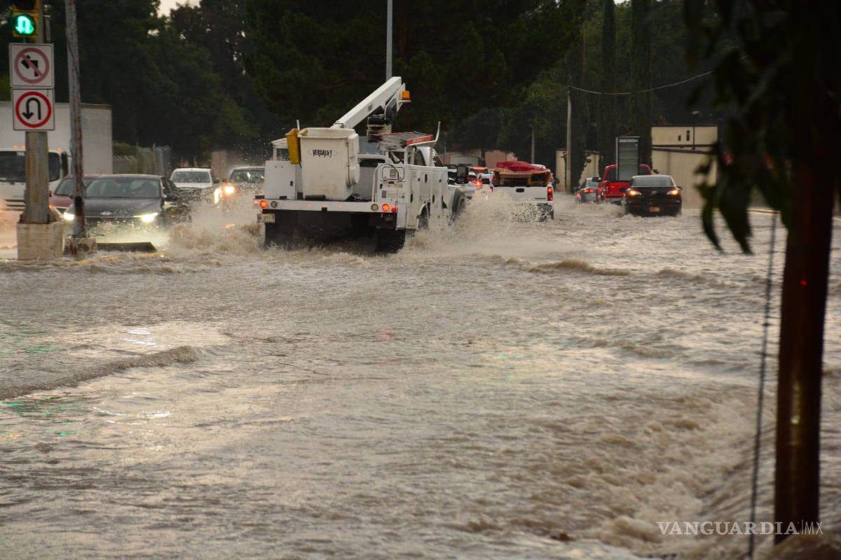 $!Las lluvias afectaron la circulación.