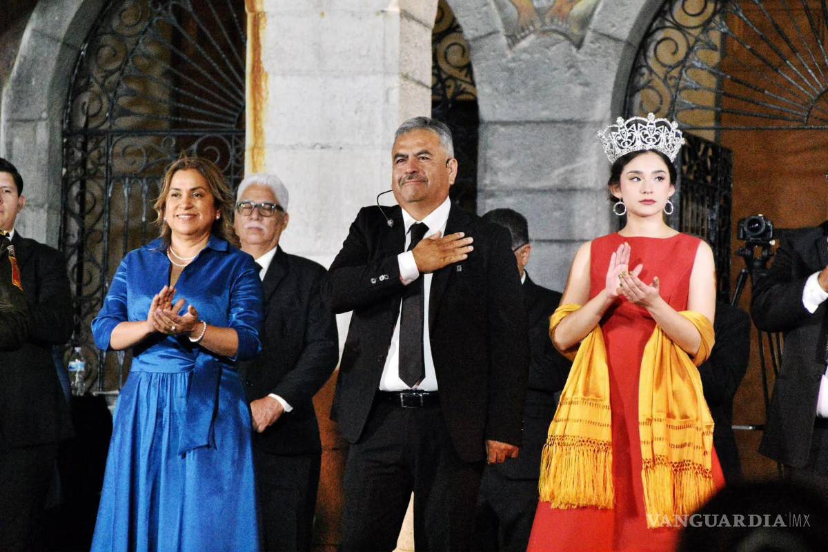 $!La noche mexicana concluyó con el tradicional repique de campana, el Himno Nacional y un espectáculo de fuegos artificiales.