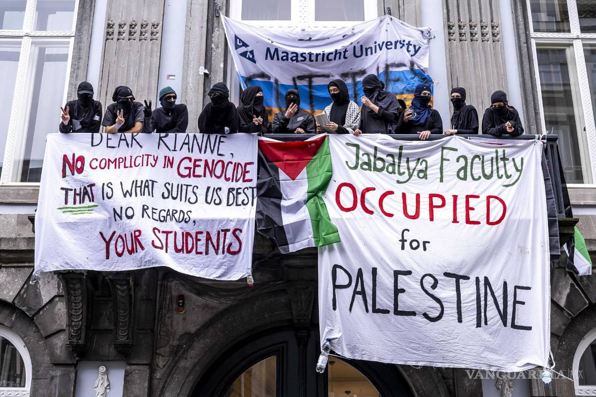 $!Estudiantes propalestinos ocupan el edificio de la facultad de ciencias socioculturales de la Universidad de Maastricht en Grote Gracht en Países Bajos.