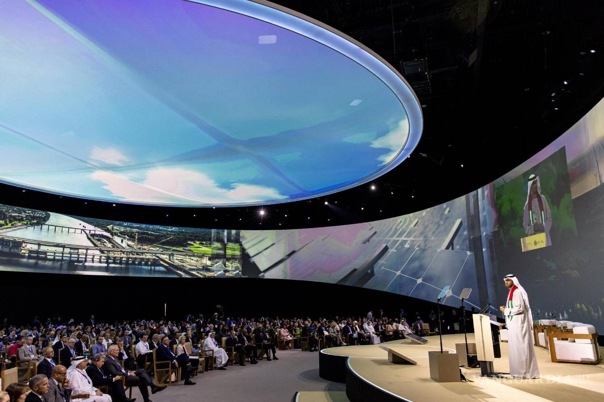 $!El Dr. Sultan Ahmed Al Jaber, presidente designado de la COP28 y ministro de Industria y Tecnología Avanzada de los EAU, habla en la COP28, en Dubái