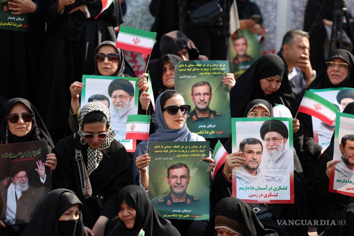 $!Iraníes asistem al funeral del Comandante de la Armada del Cuerpo de la Guardia Revolucionaria Islámica (CGRI), Alireza Tangsiri, en la Plaza Enqelab en Teherán.