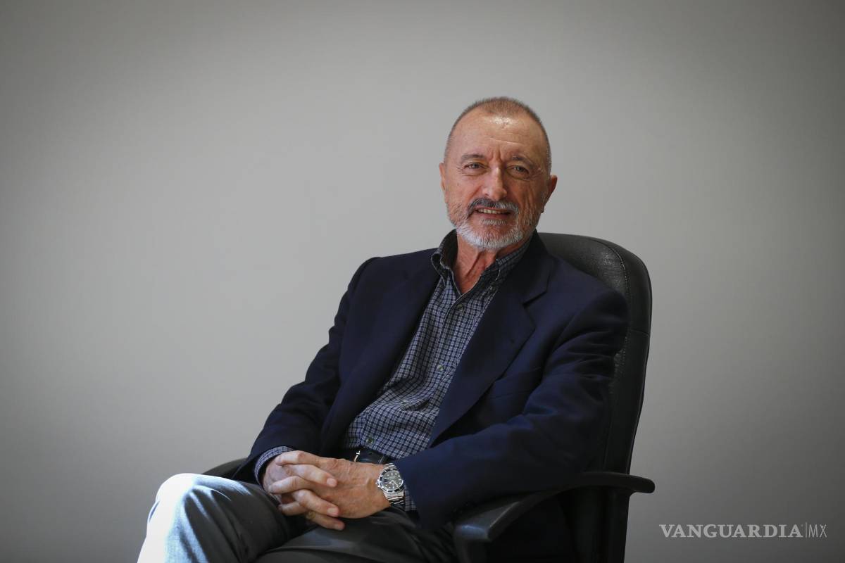 $!El escritor y periodista español Arturo Pérez-Reverte posa durante una entrevista con EFE en el marco de la 36 edición de la FIL de Guadalajara.