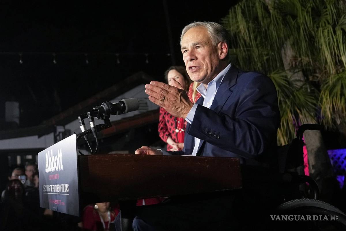 $!El gobernador de Texas, Greg Abbott, habla durante una fiesta en la noche de las elecciones en McAllen, Texas.