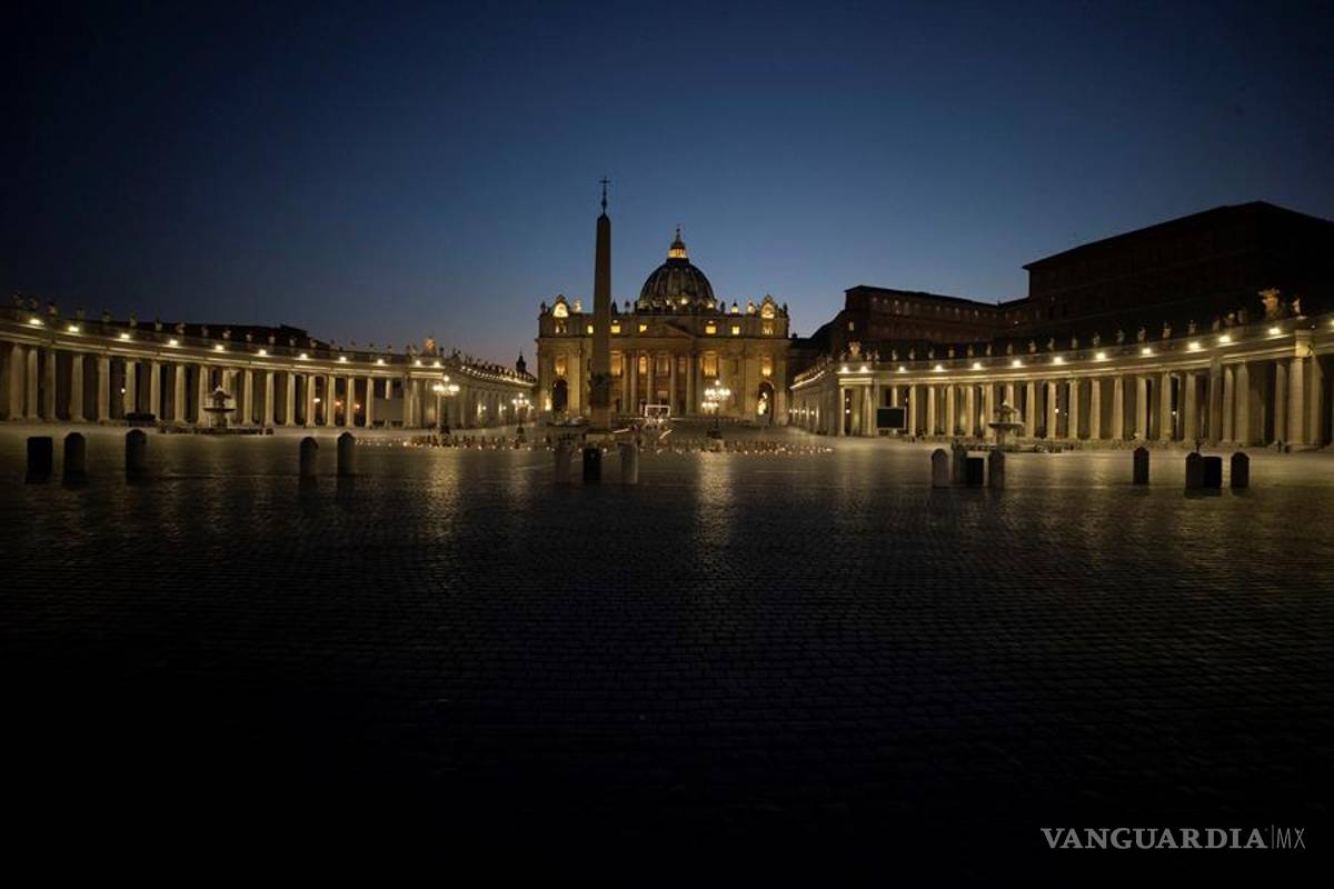 $!Coronavirus: El papa se postra en el suelo de la Basílica de San Pedro en una ceremonia casi vacía por el COVID-19