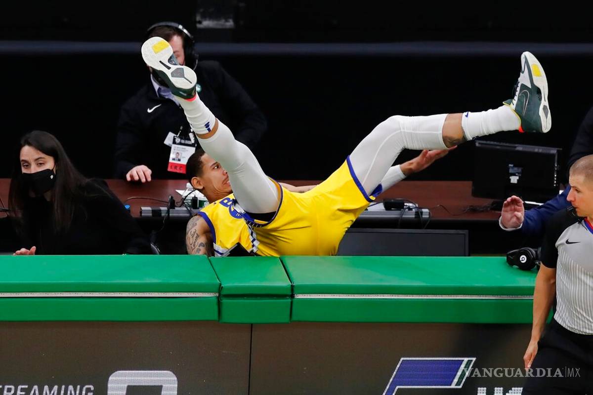 Mexicano Juan Toscano sufre una conmoción tras una aparatosa caída en la NBA