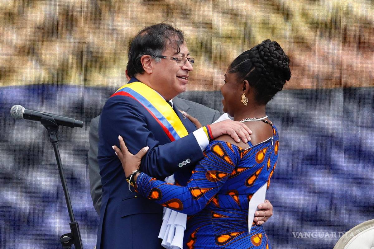 $!El presidente de Colombia, Gustavo Petro (i), abraza a la vicepresidenta Francia Márquez (d) tras tomarle juramento durante la ceremonia de Investidura.