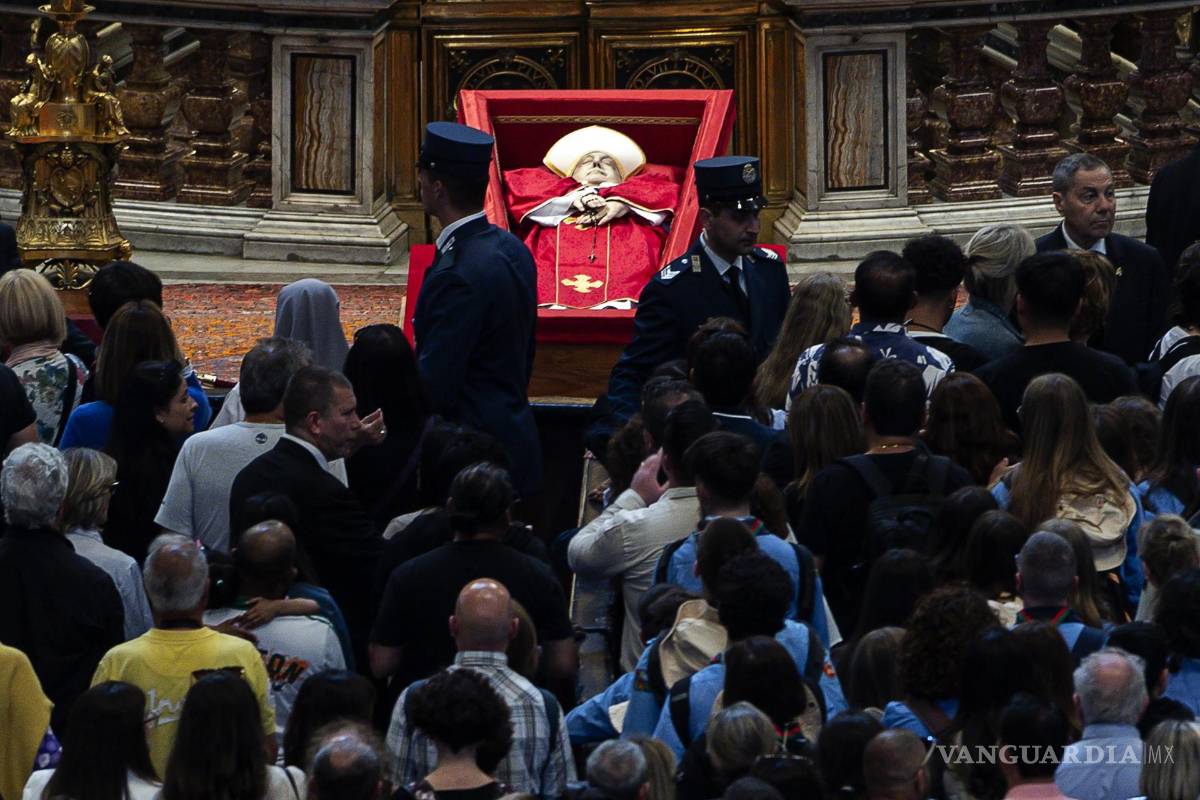 $!En las últimas horas se han difundido imágenes de personas se detrienien ante el féretro para tomarse una selfie ante al cuerpo de Francisco dentro del ataúd.