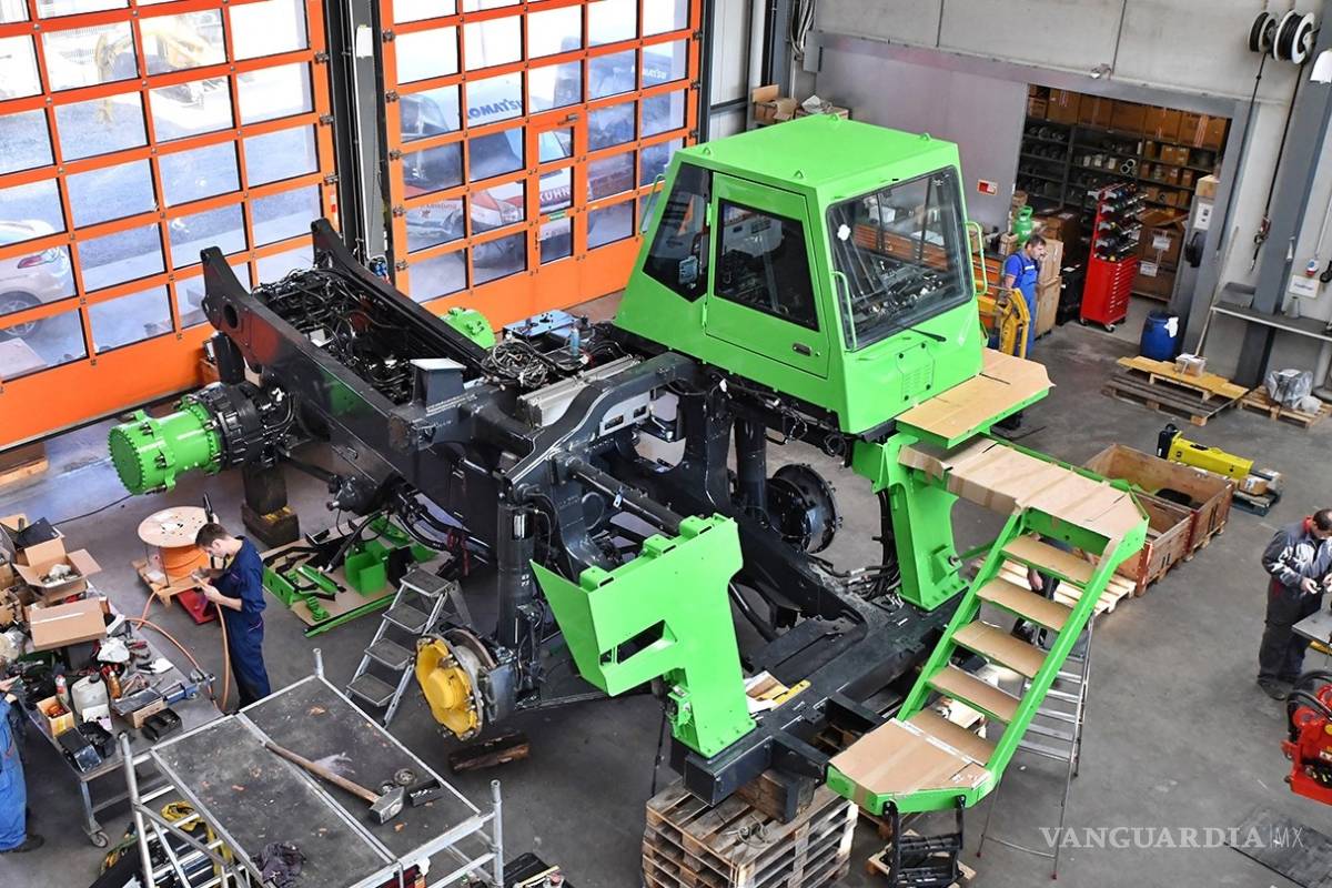 $!Camión minero es el vehículo eléctrico más grande del mundo, y regenera tanta energía que da luz a su empresa